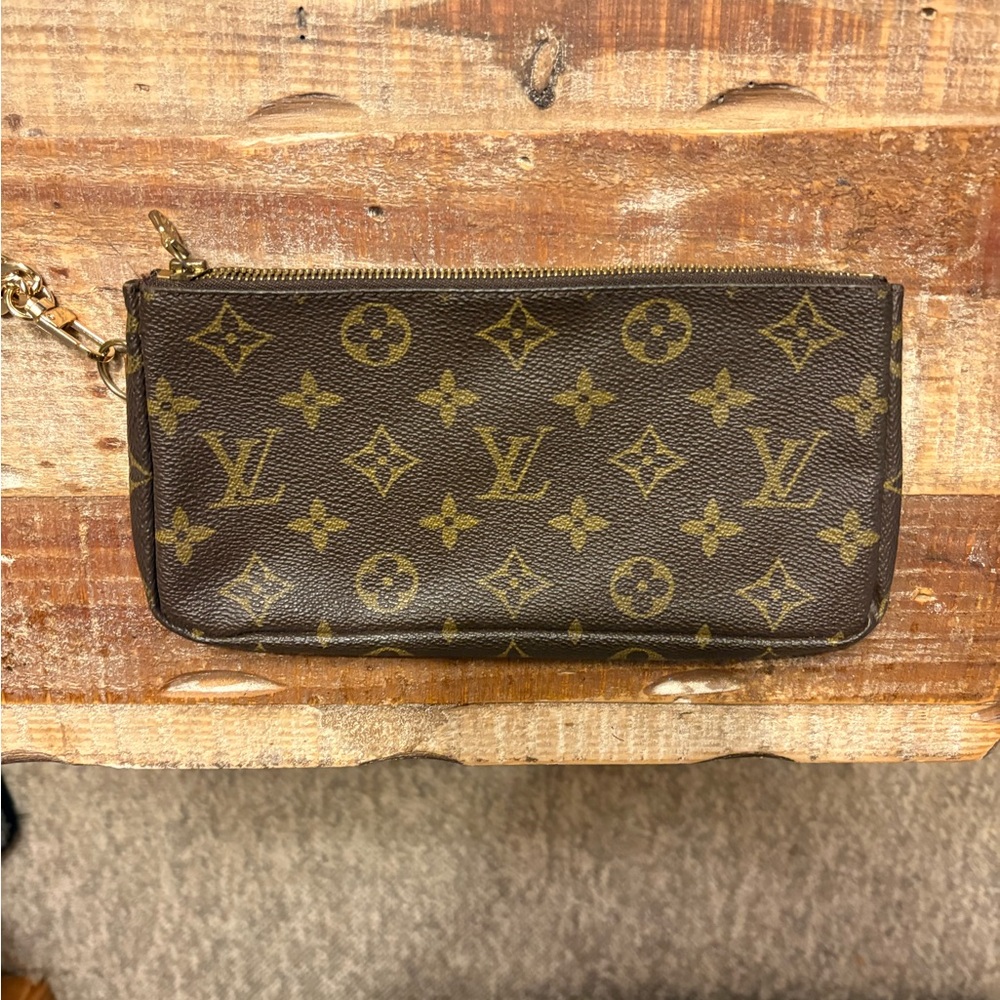 Louis Vuitton Monogram Pochette Milla MM Gold-tone chain strap - AUTHENTICATED - Picture 3 of 7